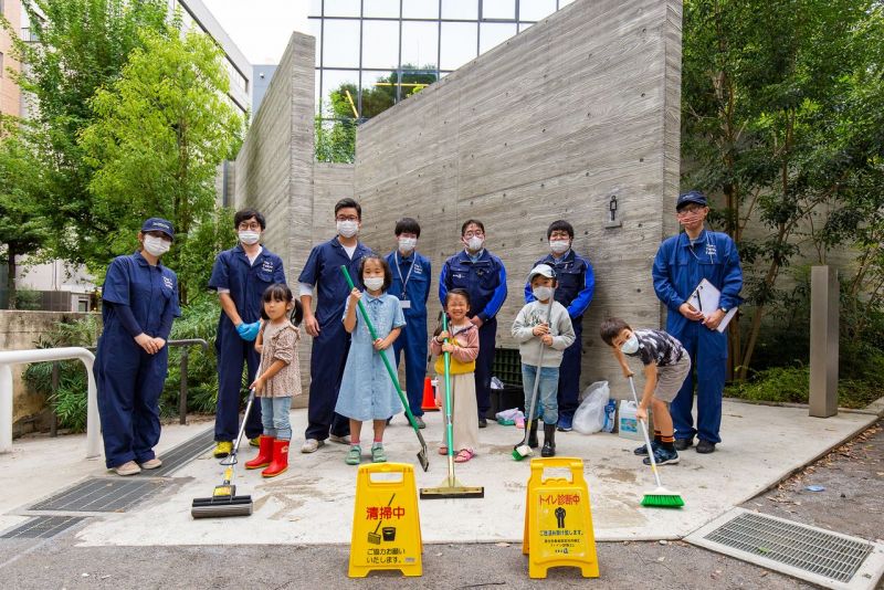 đội dọn dẹp vệ sinh ở nhà vệ sinh tại công viên ebisu đội dọn dẹp vệ sinh ở nhà vệ sinh tại công viên ebisu